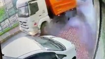 İstanbul’da hareket halindeki kamyonun lastiğinin bomba gibi patladığı anlar kamerada