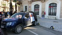 İzmir'de bir elinde Türk bayrağı bir elinde tabanca ile protesto düzenleyen şahıs 2 saat sonunda ikna edilebildi