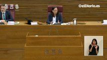 La presidenta de las Corts Valencianes, de Vox, durante una votación: 