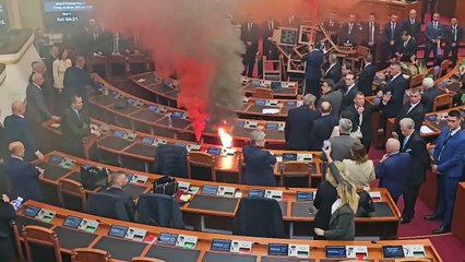 Arnavutluk’ta milletvekilleri meclise sis bombası attı