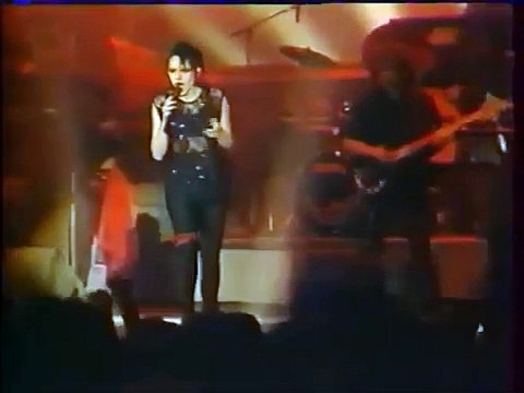 Jeanne Mas chante son tube En rouge et noir en live