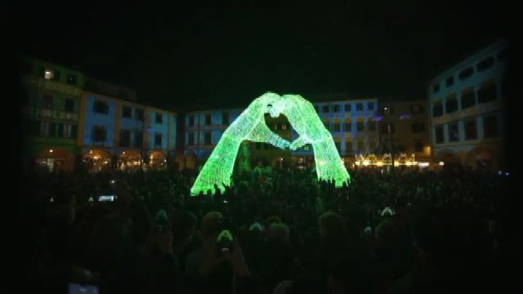 Video Empoli città del Natale si riempie di luci e magia