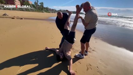 Boğulan genci gören vatandaşlar, suyu çıkarmak için adamı ayaklarından havaya kaldırdı