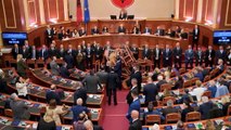 اپوزیسیون آلبانی رای پارلمان را در صحن آن با مواد آتش‌زا به چالش کشید