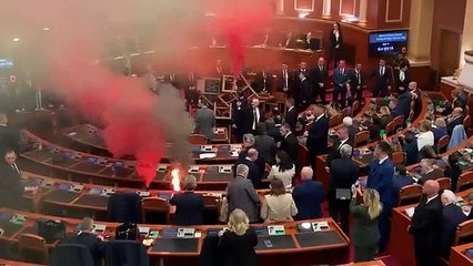 Arnavutluk meclisi karıştı