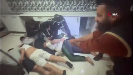 "Yolyemezler Çetesi"nin lideri, mutfak tezgahının altındaki gizli bölmede yakalandı