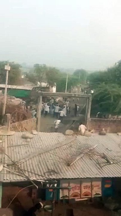 जमीन विवाद पर दो पक्षों में जमकर चले हथियार, खूनी संघर्ष में 13 लोग घायल, VIDEO