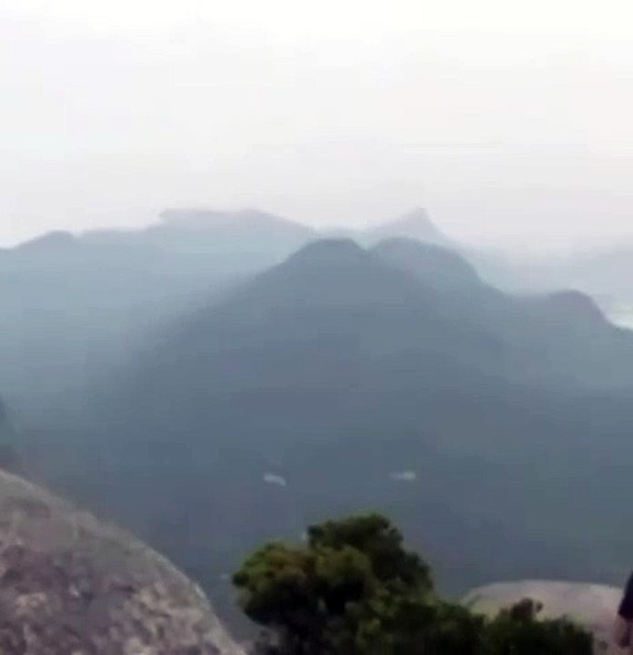 Mulher registra momento em que guia é atingido por raio em ponto turístico; assista