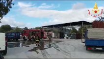 Incendio in un deposito edile a Catanzaro: intervento tempestivo dei Vigili del Fuoco