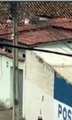 Homem é flagrado pendurado em poste para furtar fios na Bahia