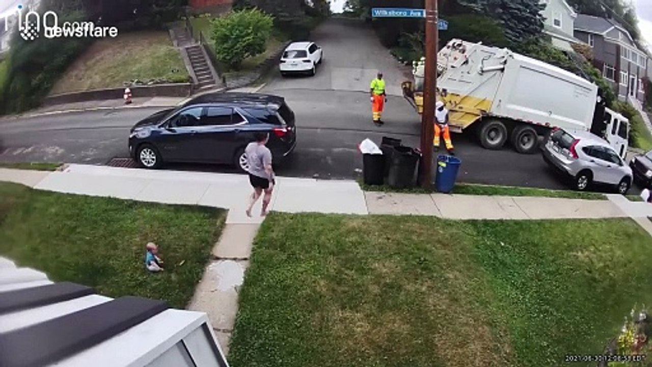 Cette maman est obligée de vider ses poubelles car les éboueurs ne veulent pas le faire