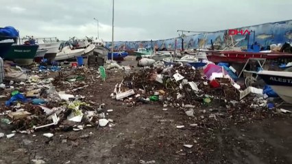 Düzce'de Fırtına Sonucu Dev Dalgalar Teknelere ve Balıkçı Kulübelerine Zarar Verdi