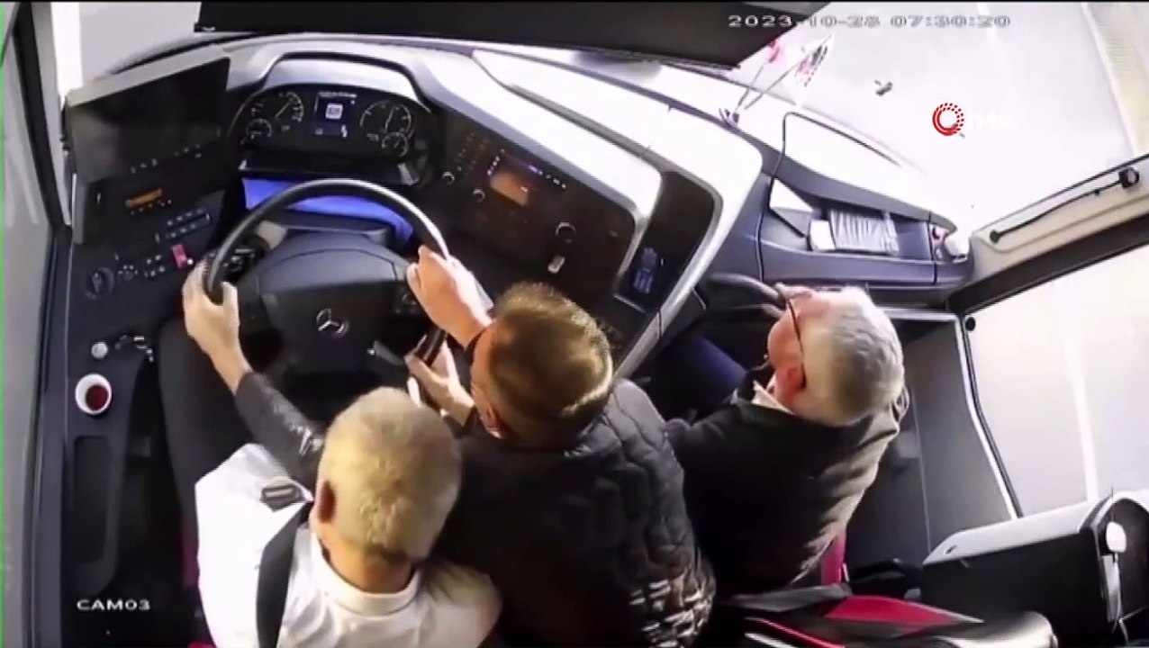 Şoför direksiyon başında kalp krizi geçirdi, otobüsü ikinci şoför durdurdu