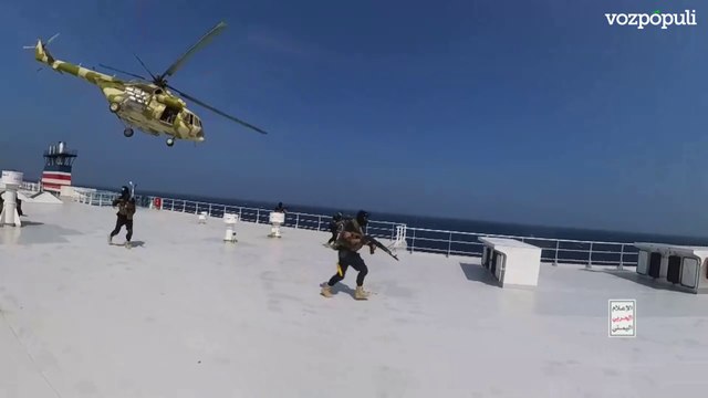 El impactante video del secuestro de un carguero en el mar Rojo por rebeldes hutíes de Yemen