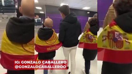 El cariño de Morata y Riquelme con María y Hugo, niños enfermos de cáncer