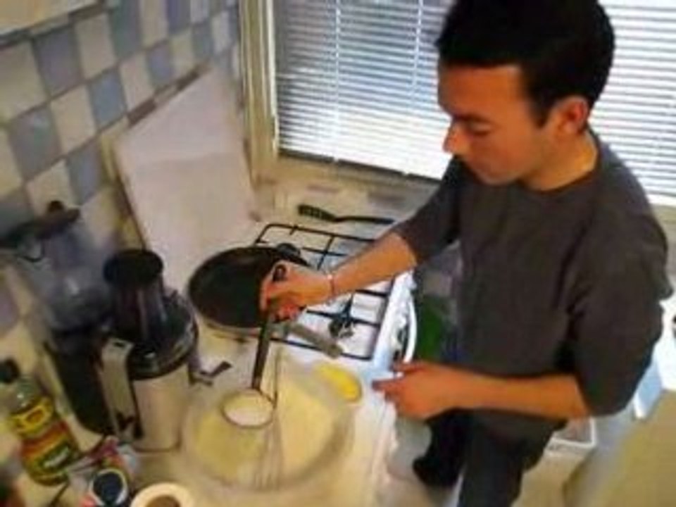 Julien cuisant des crèpes