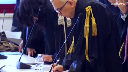 شاهد: بعد محاكمة تاريخية ضد مافيا "ندرانغيتا" في إيطاليا.. إدانة أكثر من 200 شخص