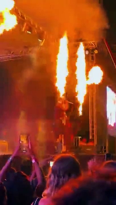 VÍDEO: Cantor Djonga fica só cueca no palco após roupa pegar fogo durante show