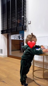 O Πάρης Αλεξάνδρου στέκεται όρθιος, εξερευνά και η μαμά Ιωάννα Τούνη «πετάει» από χαρά