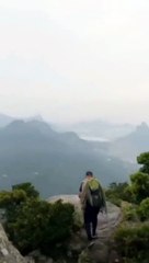 Turista grava momento que raio atinge guia durante trilha na Pedra da Gávea/ RJ