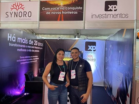 Estande da XP Investimentos orienta público da Expo Negócios sobre finanças. Elan Nascimento Apolinário
