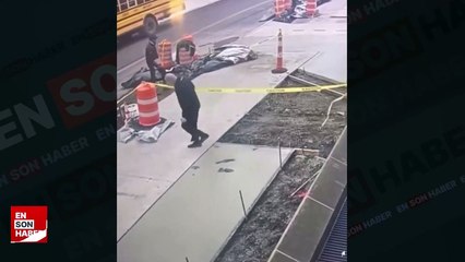 Yeni dökülmüş betona saplanan adam