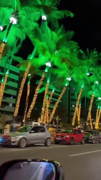 Carlinhos Maia ‘trava’ trânsito e para orla ao visitar iluminação natalina