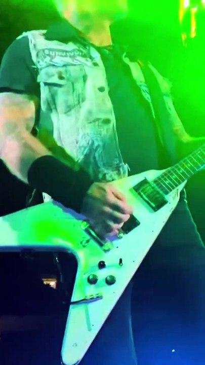 JAMES HETFIELD MAKING A SECURITY GUARD CHANT HEY! HEY! LIVE (2023) #METALLICA #shorts