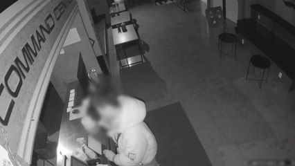 [단독] 방탈출 카페 침입해 현금 뭉치 훔쳐...경찰 추적 중 / YTN