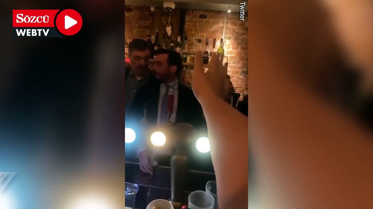 Aşırı sağcı siyasetçiyi barda dövdüler