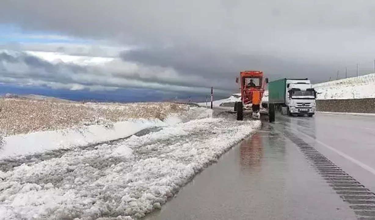 Van'da yoğun kar: 142 yerleşim yerine ulaşım sağlanamıyor