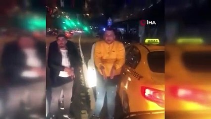 Taksiyle İETT otobüsünün önünü kesip aracı yumrukladılar, o anlar kamerada
