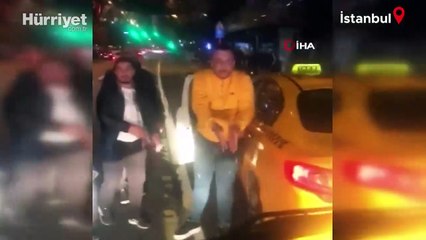 Taksiyle İETT otobüsünün önünü kesip aracı yumrukladılar! O anlar kamerada