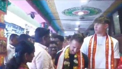 ఎన్టీఆర్ జిల్లా: దుర్గమ్మను దర్శించుకున్న ఇంగ్లాండు క్రికెట్ టీం సభ్యులు