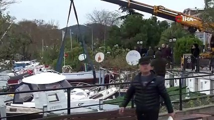 Şiddetli fırtına ve dev dalgalar 92 balıkçı teknesine zarar verdi