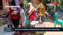 Warga Korban Kebakaran Mengais Sisa Barang