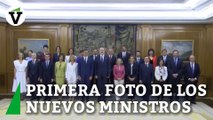 Saludo al Rey y primera foto de familia de los nuevos ministros del Gobierno de Sánchez