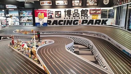 Circuit de voitures électrique géant au Hakuhinkan Toy Park