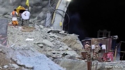 India, le immagini dei 41 operai intrappolati da 10 giorni sottoterra