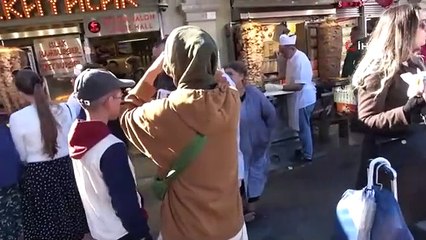 Taksim Camii Önünde Dilenciler Vatandaşları Taciz Etti