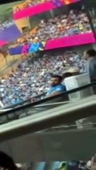 Video: मुंह ढककर रोते नजर आईं अनुष्का शर्मा, विराट के साथ हुईं भावुक 59 सेकंड का वीडियो हुआ वायरल