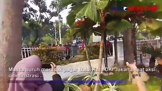 Demo Kenaikan UMP 2024, Massa Buruh Rusak Pagar Balai Kota DKI Jakarta
