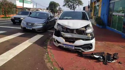 Carros se envolvem em colisão ao lado do Shopping JL