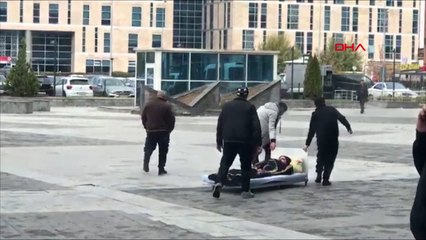 Boşanma davasına tekerlekli yatak ile getirildi