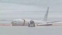 Hawaii'de ABD donanmasına ait uçak, pisti geçip denize düştü