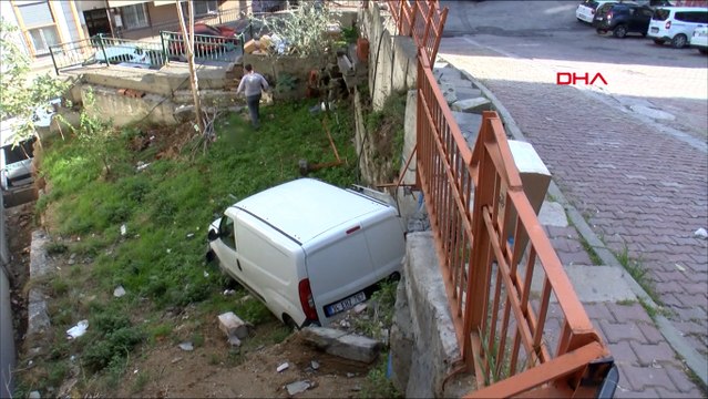 Kağıthane'de yokuştan kayan araç apartman bahçesine düştü