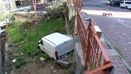 Kağıthane'de freni tutmayan araç apartman bahçesine düştü