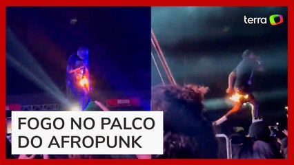 Roupa de Djonga pega fogo em show