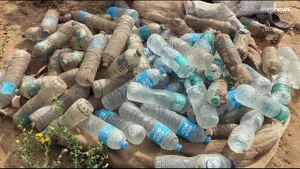 شاهد: فلسطينيون يجمعون زجاجات مياه سقطت من شاحنة مساعدات عند معبر رفح الحدودي