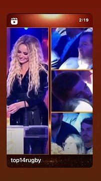 Adriana Karembeu remet un prix à Antoine Dupont, le 20 novembre, à La nuit du Rugby.
